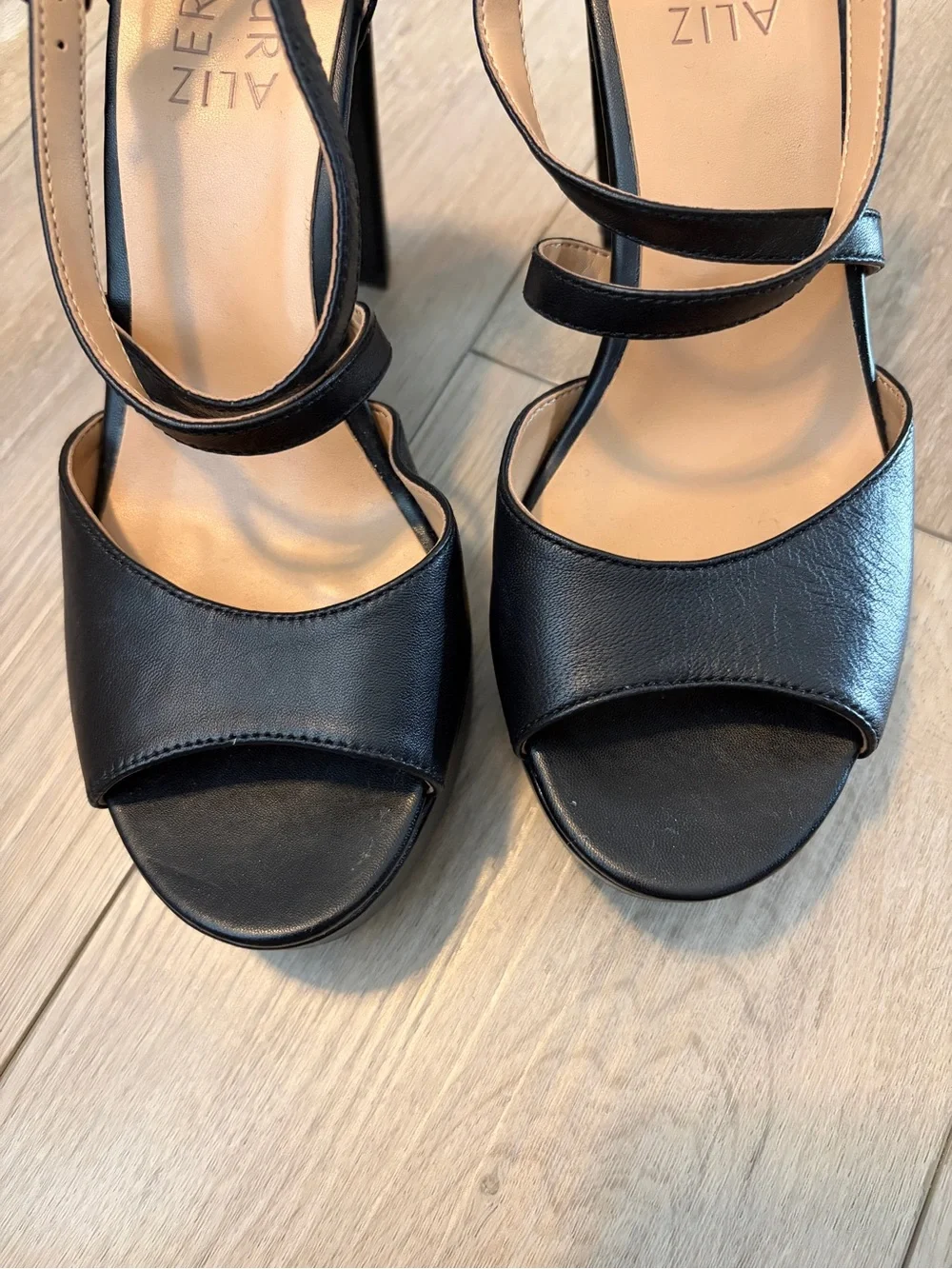 Naturalizer Mallory Black Strappy Platform Heel Sandal Size 7W